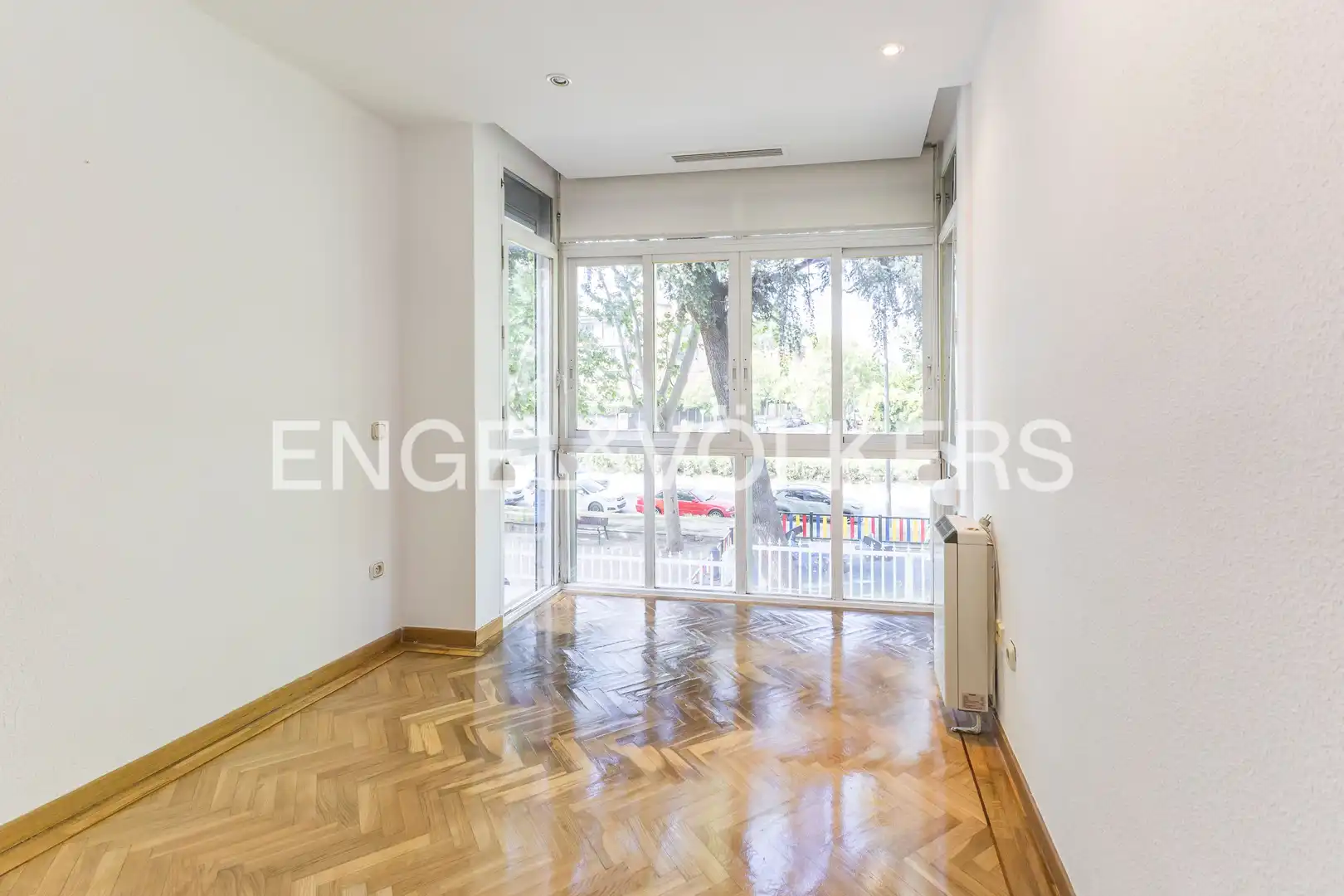 Außenansicht von Wohnung zur Miete in Madrid mit Klimaanlage, Heizung und Privatgarten
