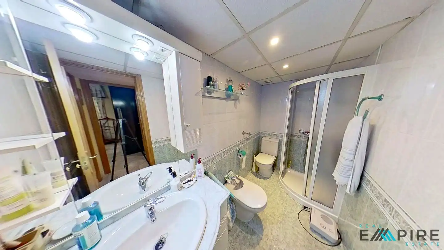 Bathroom of Flat for sale in Parla  with Air Conditioner, Heating and Terrace