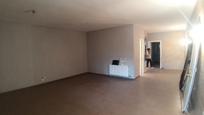 Sala d'estar de Casa adosada en venda en Villafranca de los Caballeros amb Jardí privat i Traster