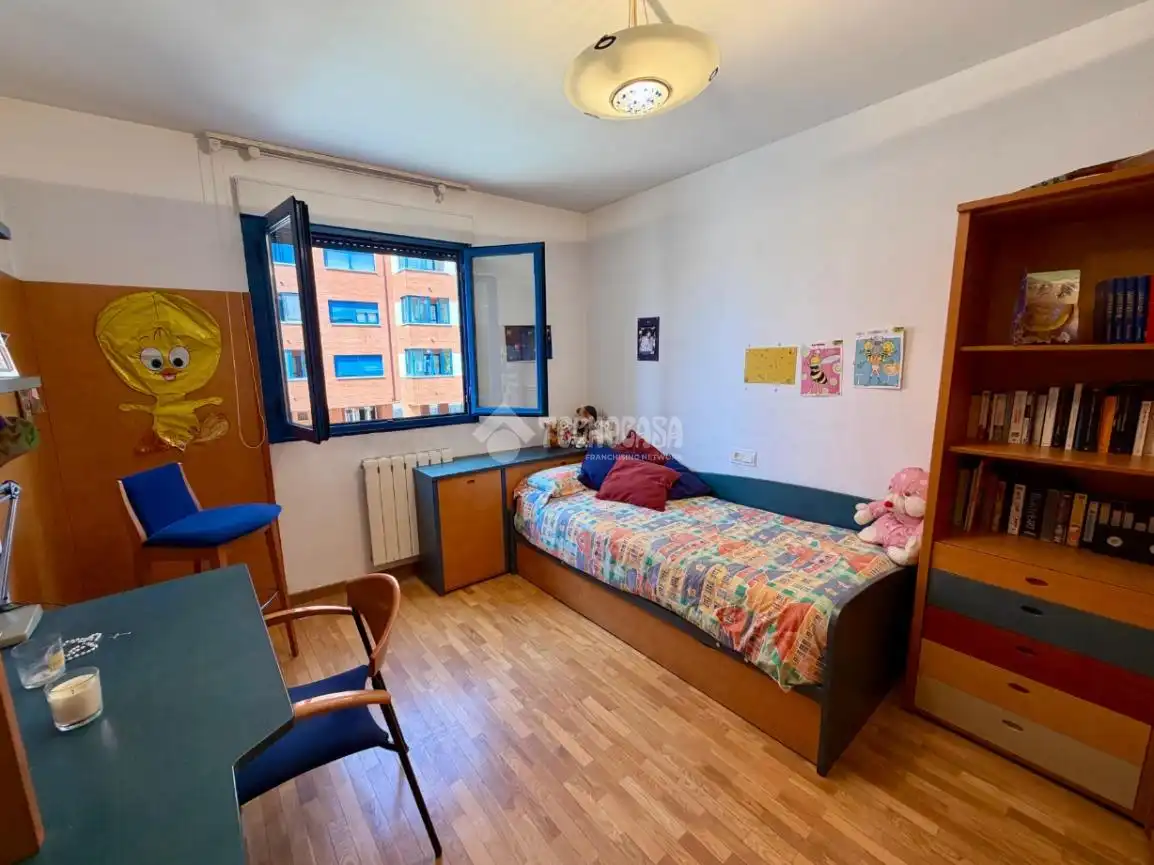 Dormitori de Pis en venda en León Capital  amb Calefacció, Parquet i Terrassa