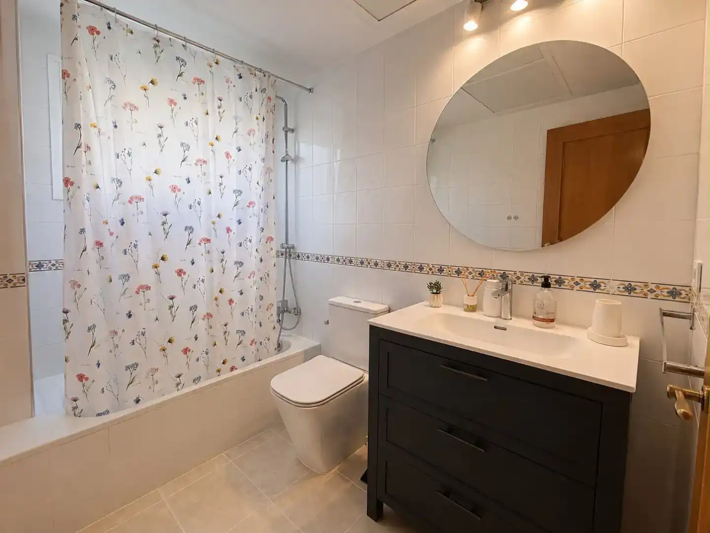 Badezimmer von Wohnung zur Miete in Estepona mit Klimaanlage, Schwimmbad und Balkon