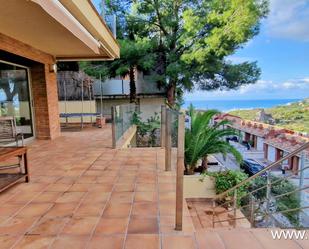 Vista exterior de Casa o xalet de lloguer en Sitges amb Aire condicionat, Terrassa i Piscina