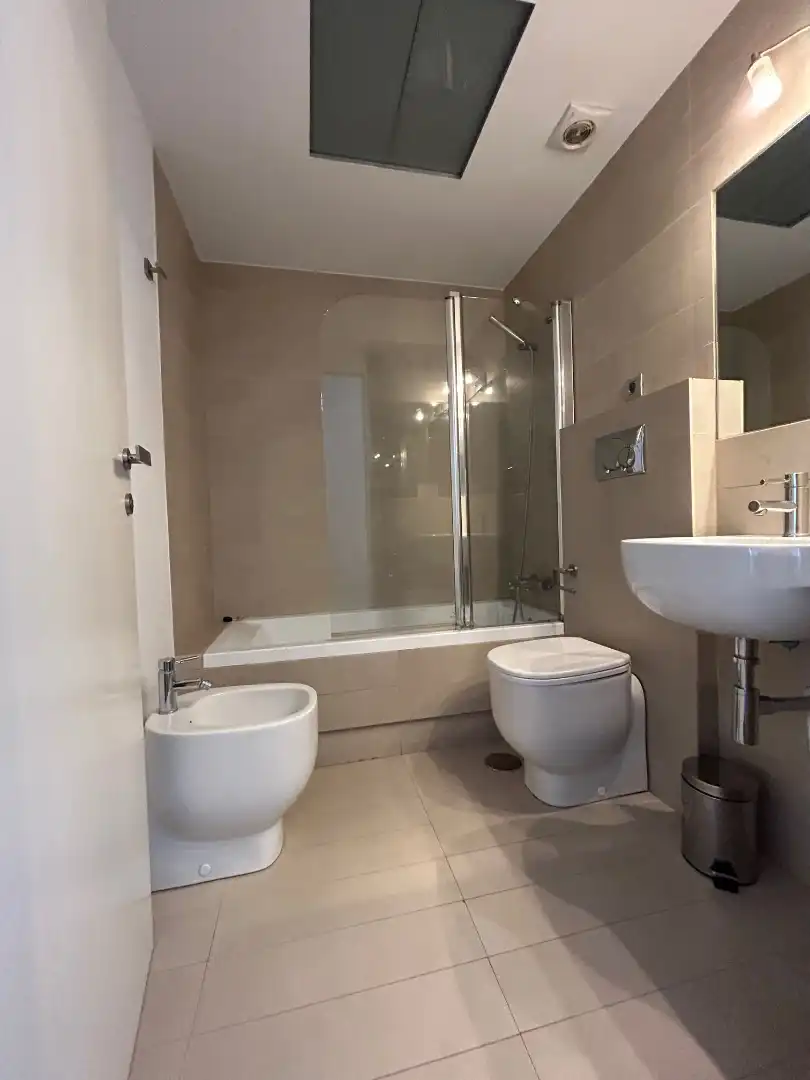 Baño de Dúplex de alquiler en Sevilla con Aire acondicionado, Calefacción y Parquet