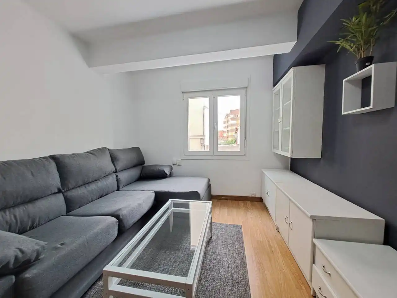 Sala d'estar de Pis en venda en Burgos amb Calefacció, Parquet i Terrassa