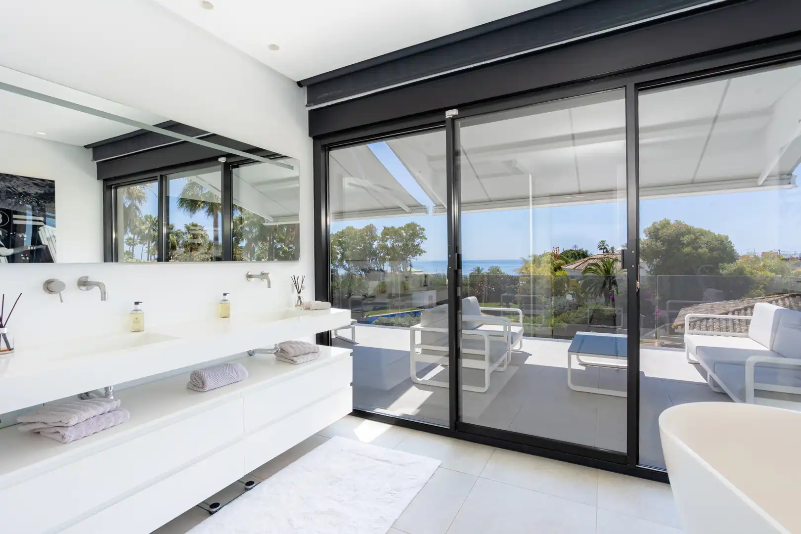 Bany de Casa o xalet en venda en Marbella amb Aire condicionat, Jardí privat i Terrassa