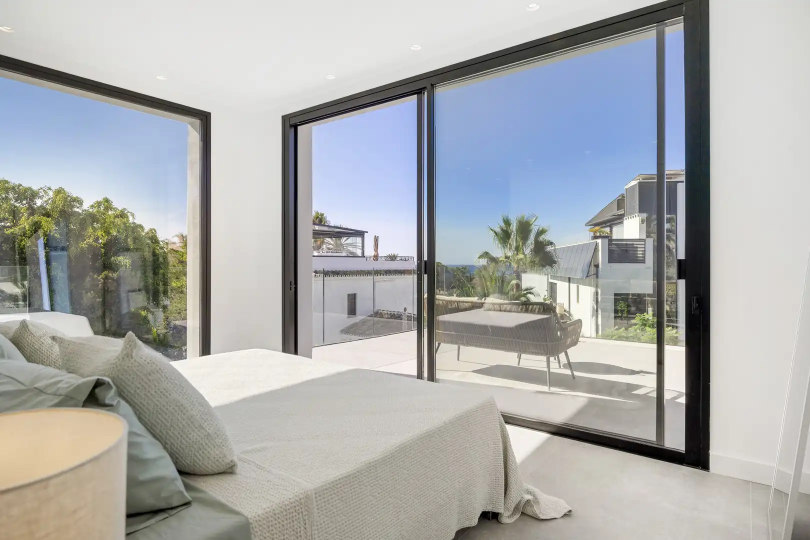 Dormitori de Casa o xalet en venda en Marbella amb Aire condicionat, Jardí privat i Terrassa
