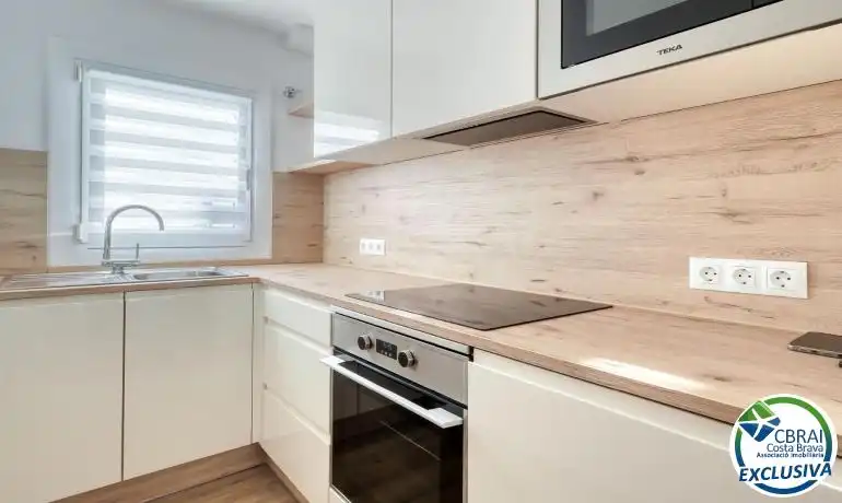 Cuina de Apartament en venda en Roses amb Calefacció, Moblat i Piscina comunitària