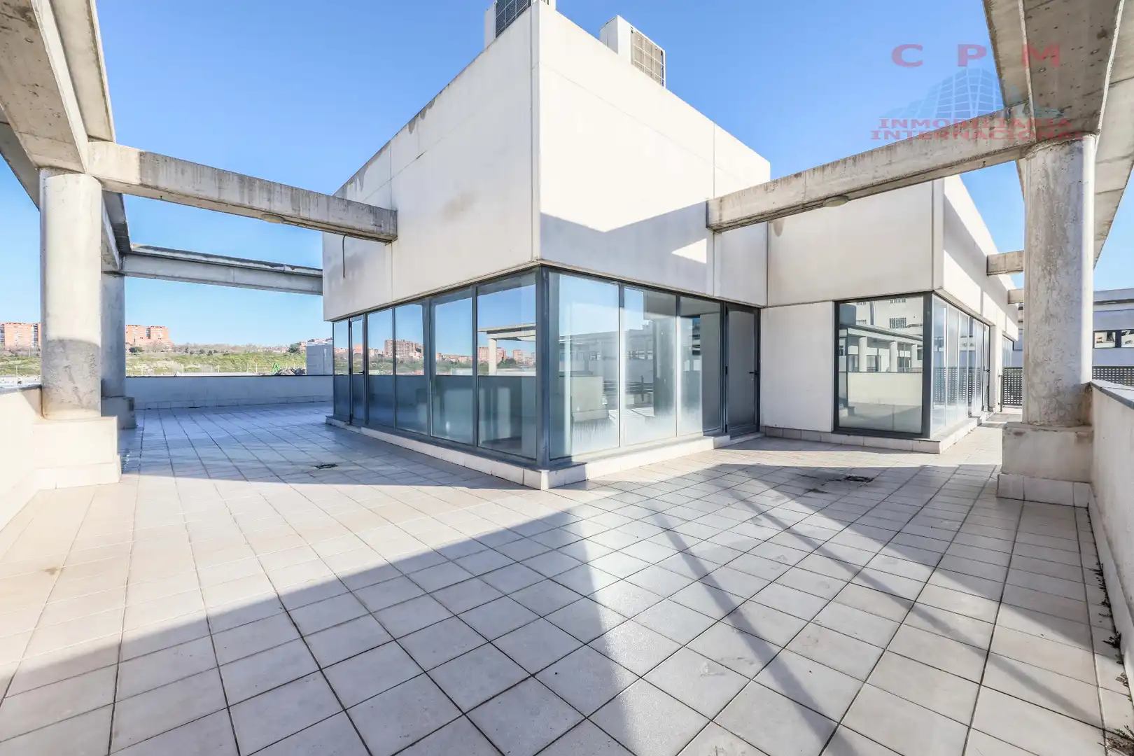 Vista exterior de Edifici en venda en Madrid amb Alarma