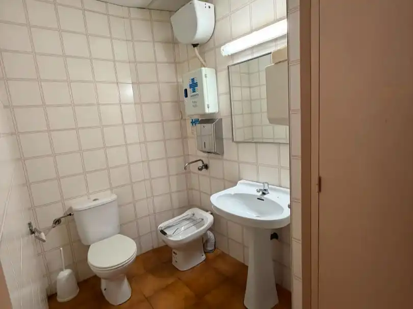 Baño de Local de alquiler en Vilanova de la Barca con Aire acondicionado, Calefacción y Amueblado