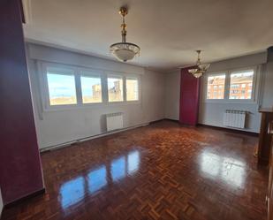 Sala d'estar de Pis en venda en Vitoria - Gasteiz amb Calefacció, Parquet i Traster