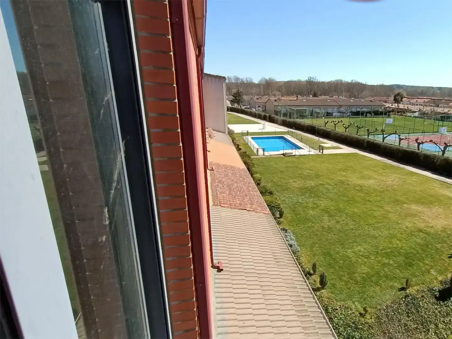 Piscina de Casa adosada en venda en Valdefresno