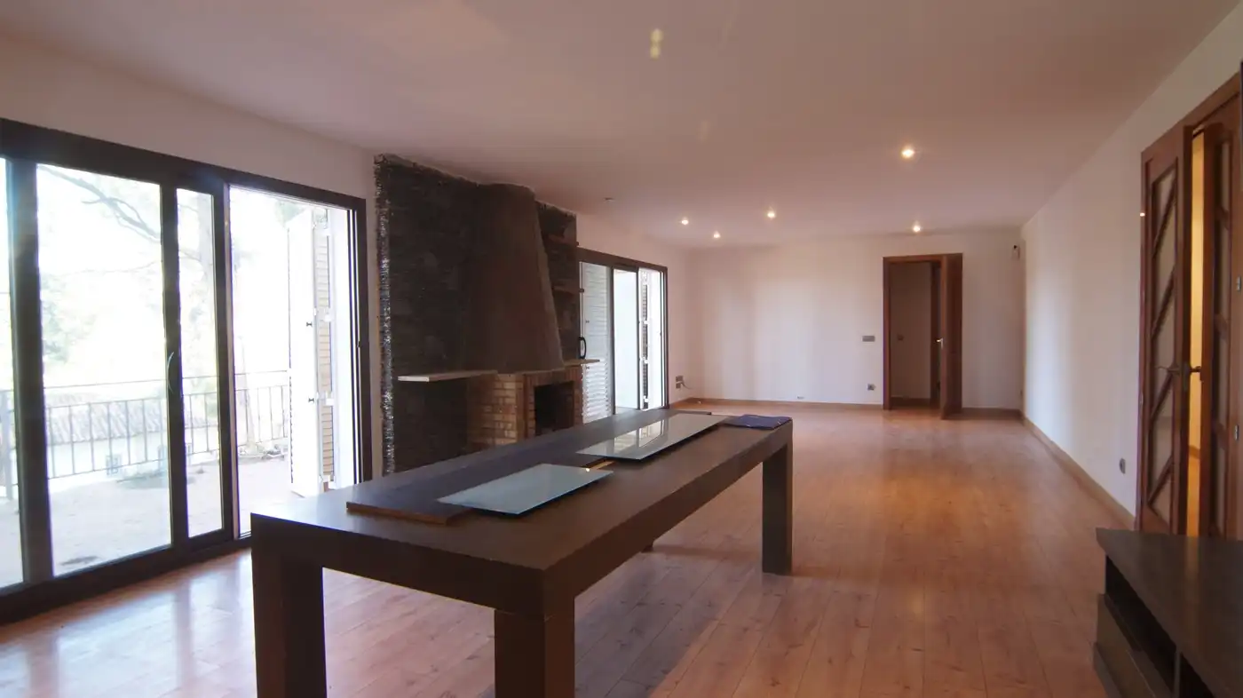 Sala d'estar de Casa o xalet en venda en El Catllar  amb Parquet, Terrassa i Piscina