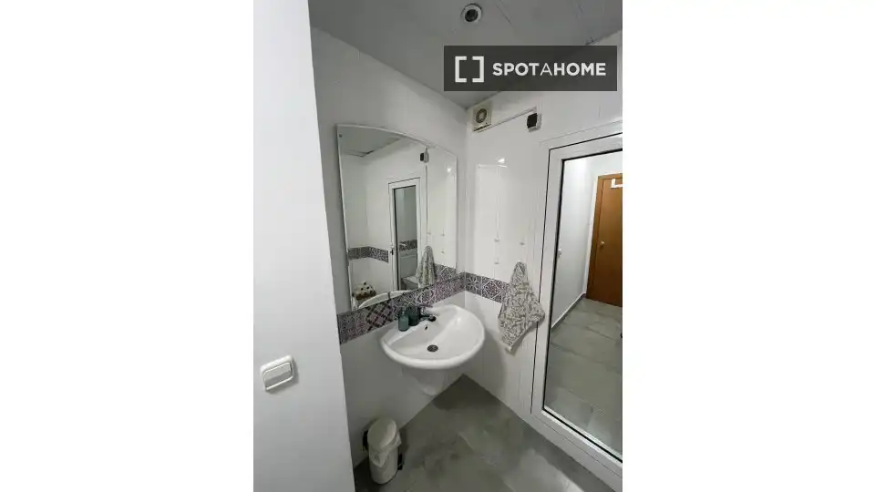 Baño de Piso para compartir en Cerdanyola del Vallès con Aire acondicionado, Calefacción y Terraza