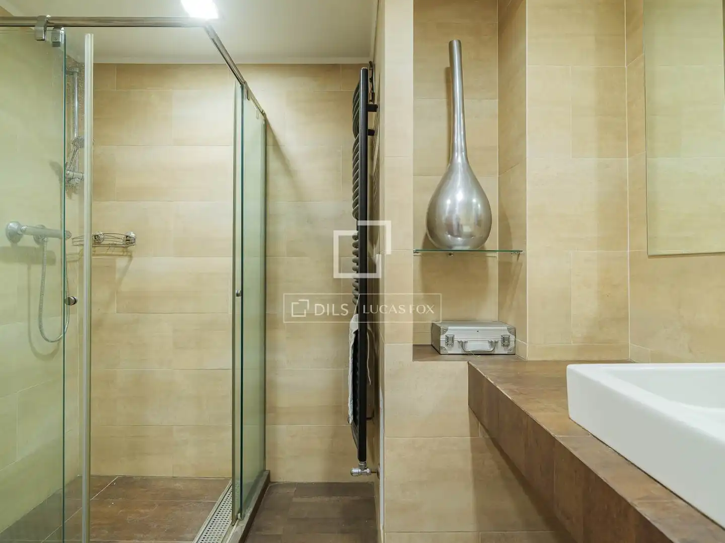 Badezimmer von Wohnung zum Verkauf in Barcelona mit Klimaanlage, Terrasse und Abstellraum