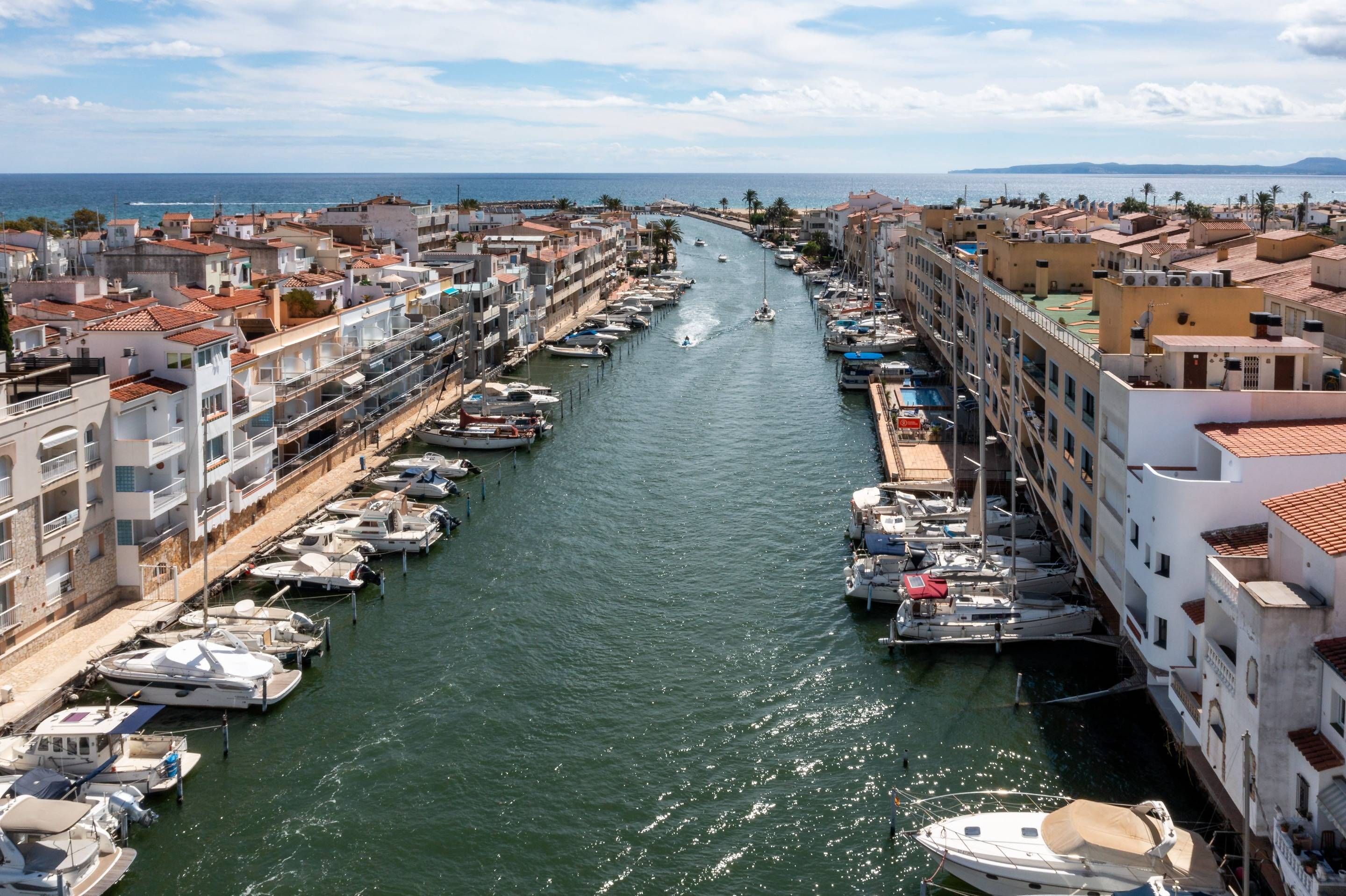 Vista exterior de Edifici en venda en Empuriabrava
