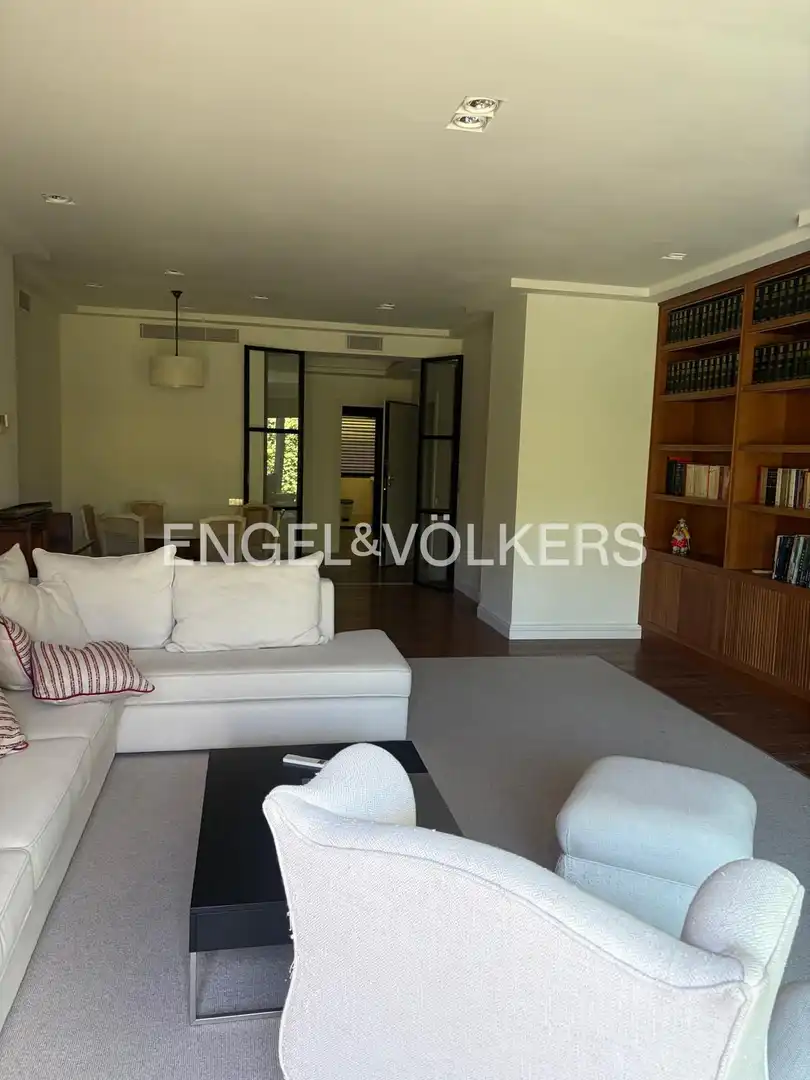 Vista exterior de Apartamento de alquiler en Madrid con Aire acondicionado, Calefacción y Jardín privado