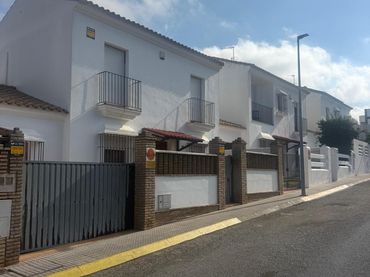 Maison mitoyenne avec balcon à vendre à Núcleo urbano