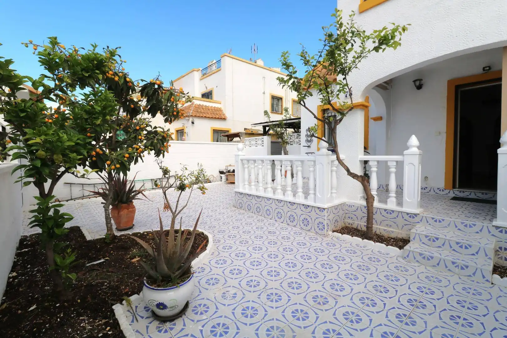 Terraza de Piso en venta en Torrevieja con Jardín privado, Amueblado y Piscina comunitaria