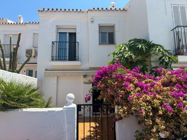 Exterior view of Single-family semi-detached for sale in Marbella  with Air Conditioner, Heating and Terrace