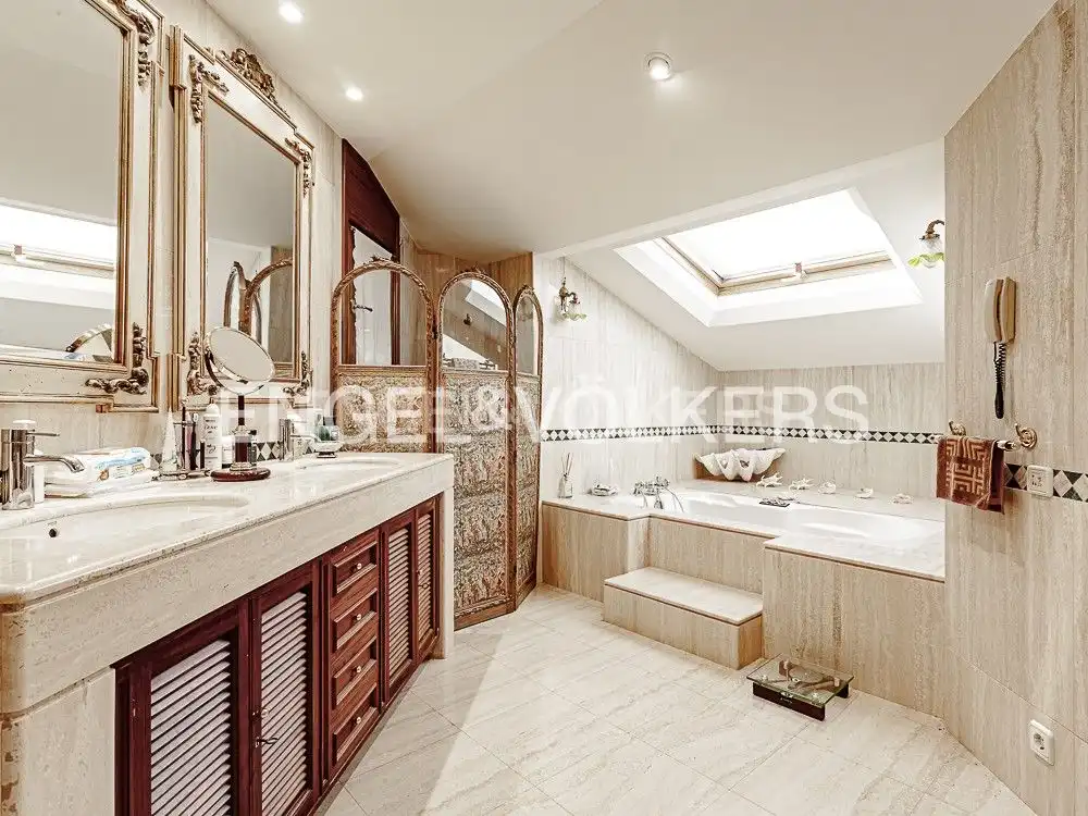 Badezimmer von Country house zum Verkauf in Seva mit Klimaanlage, Heizung und Privatgarten