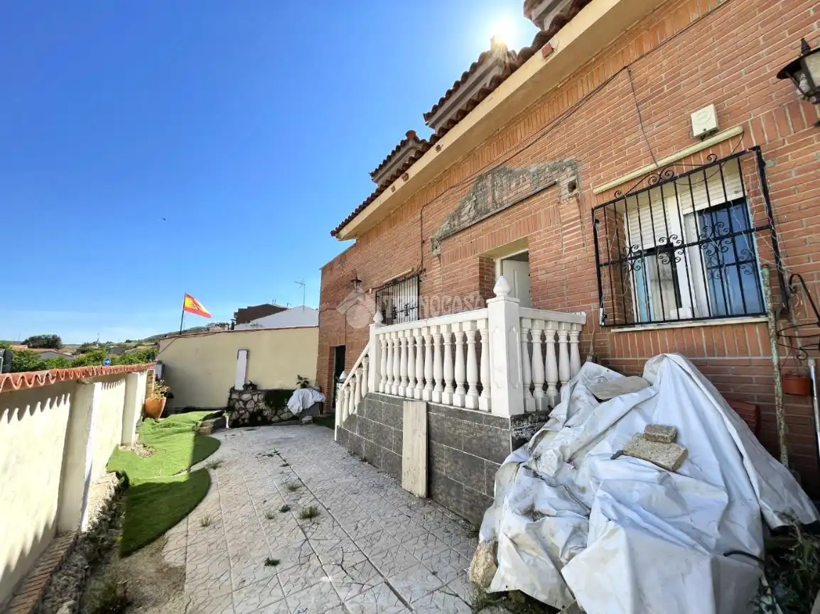Vista exterior de Casa adosada en venta en Villalbilla con Jardín privado y Terraza