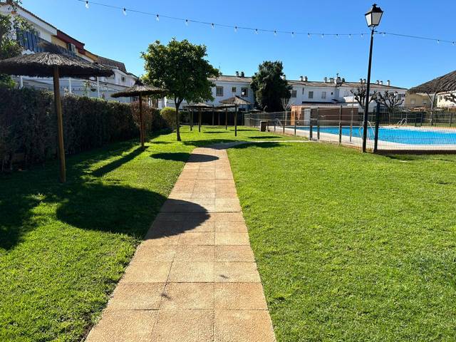 Casa adosada en Alquiler en N/A en Gelves