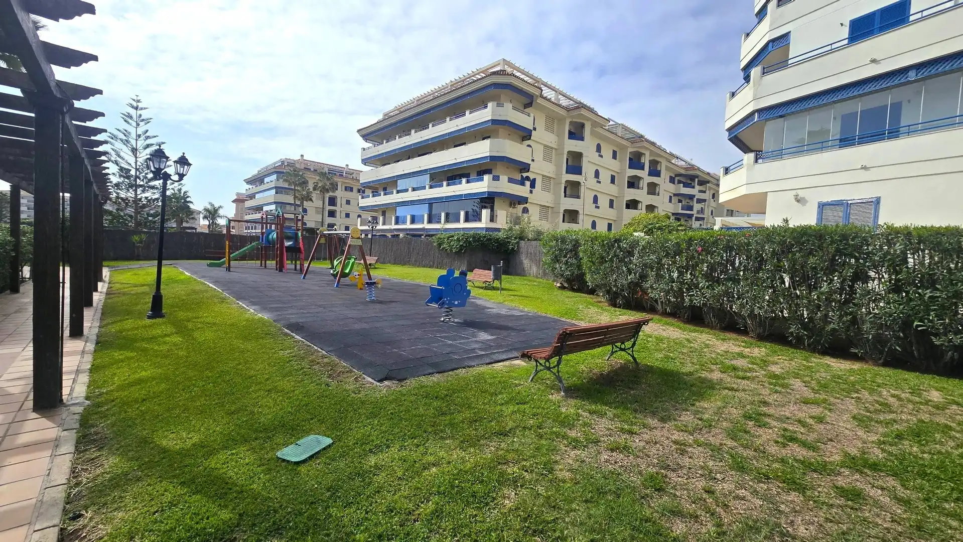 Parkplatz von Erdgeschoss zum Verkauf in Manilva mit Klimaanlage, Terrasse und Möbliert