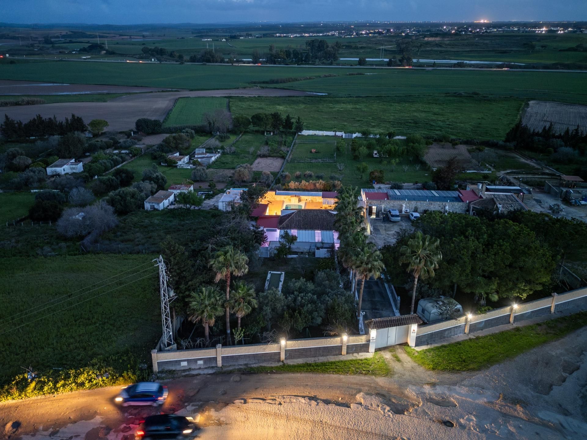 Vista exterior de Casa o xalet en venda en Chiclana de la Frontera amb Aire condicionat, Calefacció i Jardí privat