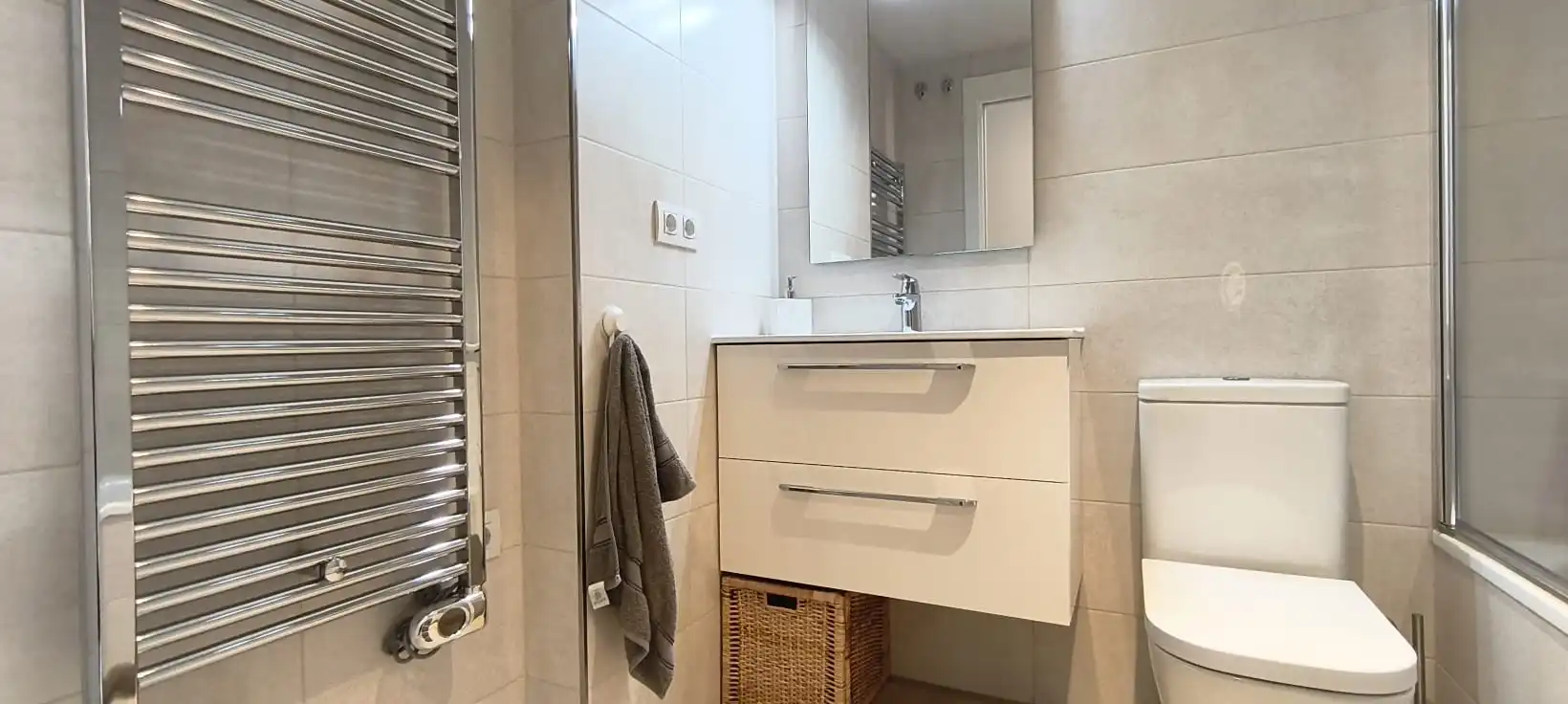 Badezimmer von Wohnung zum Verkauf in L'Hospitalet de Llobregat mit Klimaanlage, Heizung und Parkett