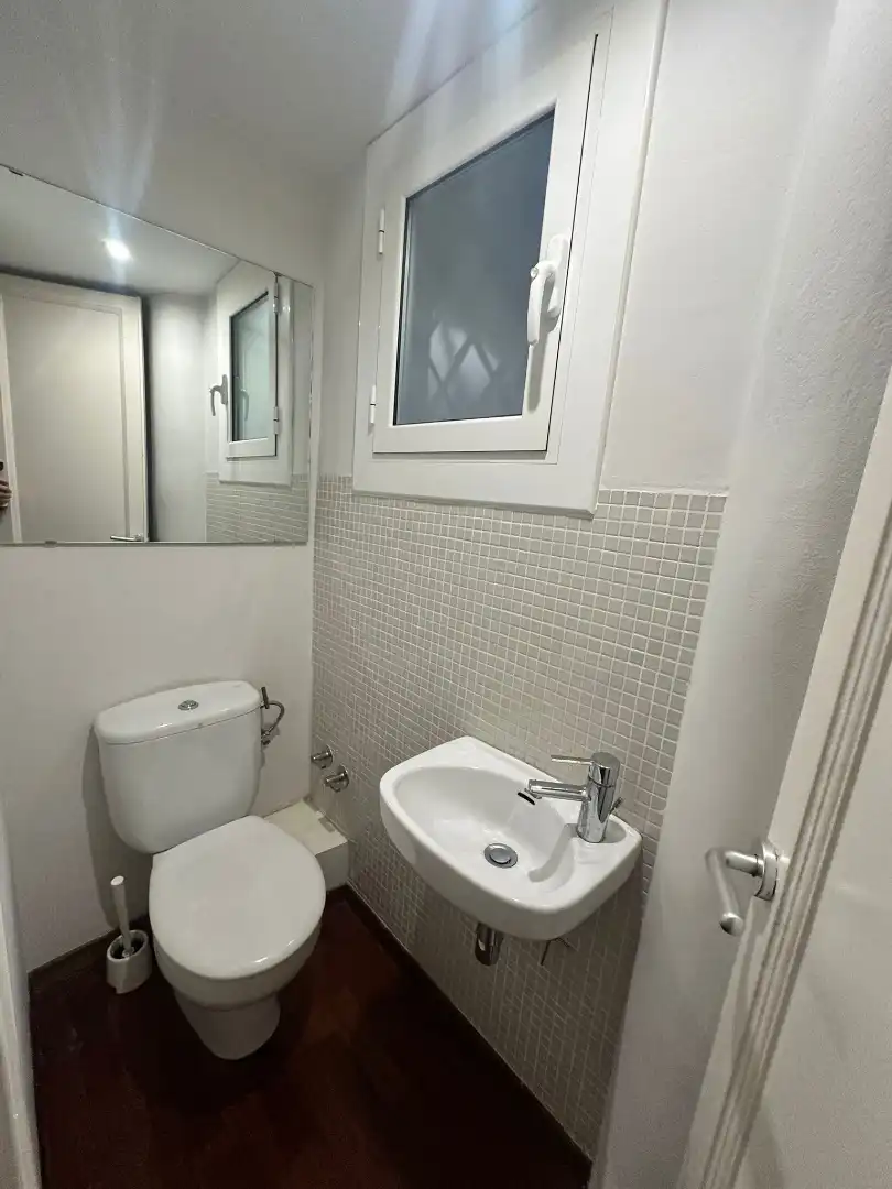 Baño de Piso de alquiler en Barcelona con Calefacción y Parquet