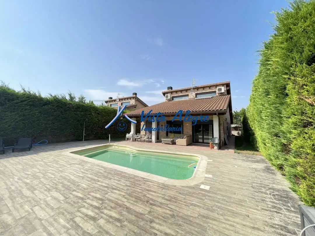 Xalet amb piscina en venda a Calle Miguel de Cervantes