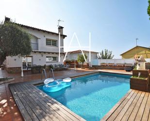 Vista exterior de Casa o xalet en venda en Premià de Dalt amb Aire condicionat, Terrassa i Piscina