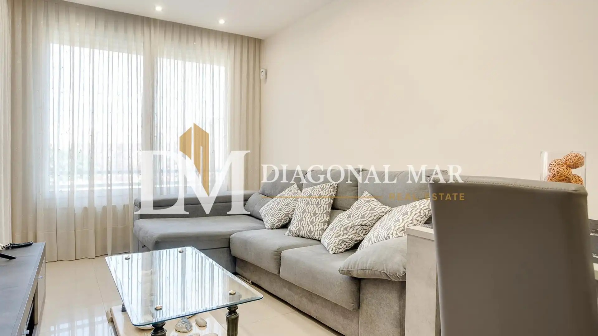 Living room of Flat for sale in  Barcelona Capital  with Air Conditioner, Furnished and Balcony