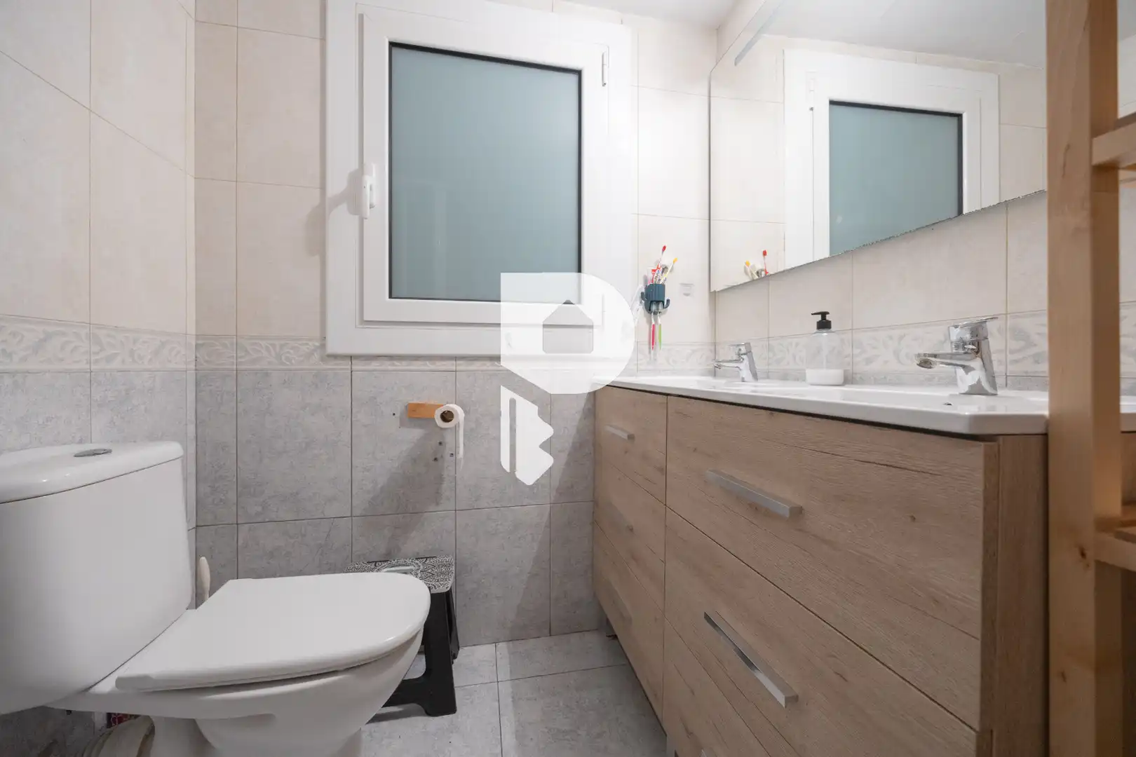 Badezimmer von Einfamilien-Reihenhaus zum Verkauf in Vallirana mit Klimaanlage, Heizung und Privatgarten