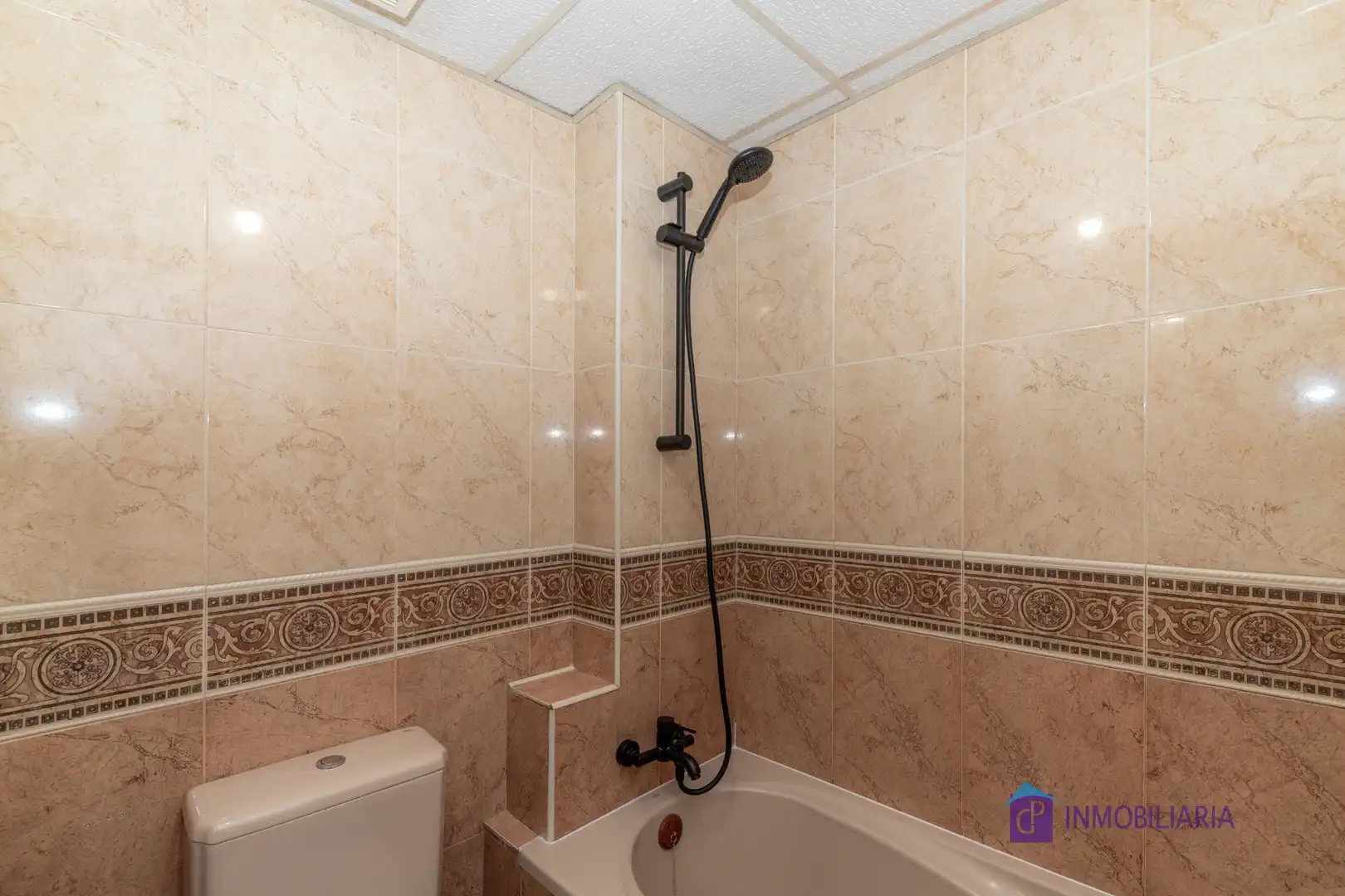 Bathroom of Flat for sale in Zaragoza  with Air Conditioner, Heating and Oven