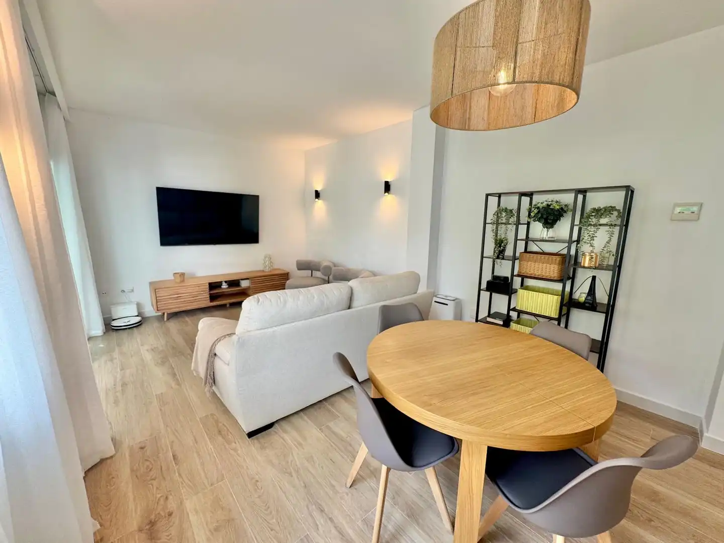 Wohnzimmer von Erdgeschoss zur Miete in Estepona mit Klimaanlage, Terrasse und Schwimmbad