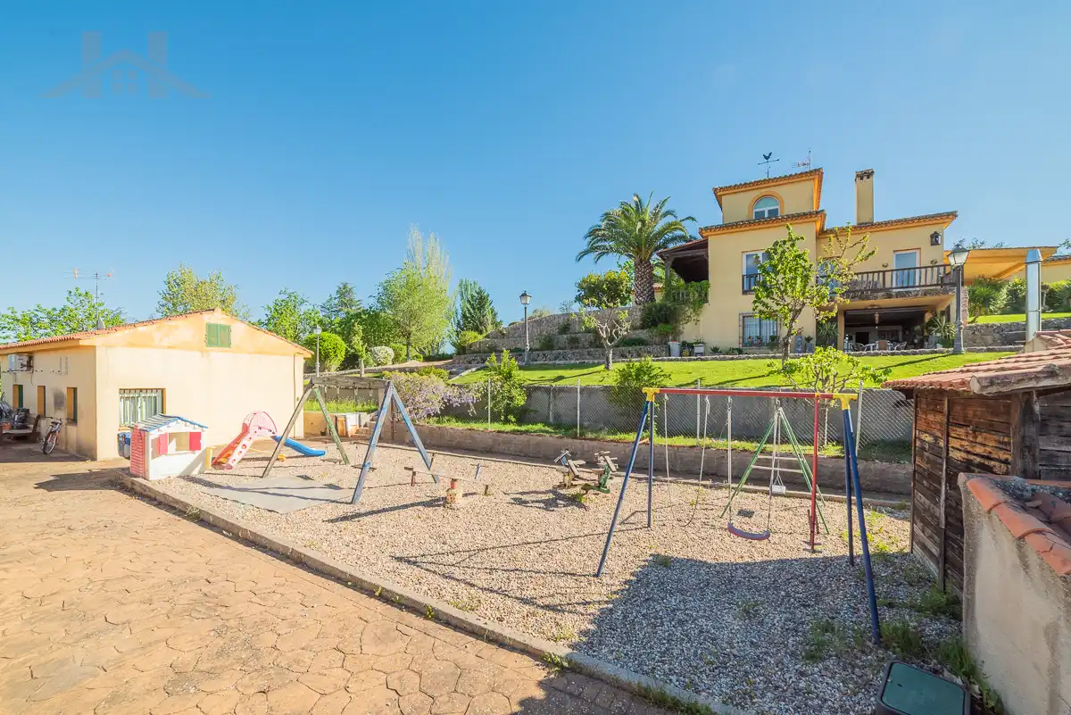 Jardí de Casa o xalet en venda en Sevilla la Nueva amb Calefacció, Jardí privat i Piscina
