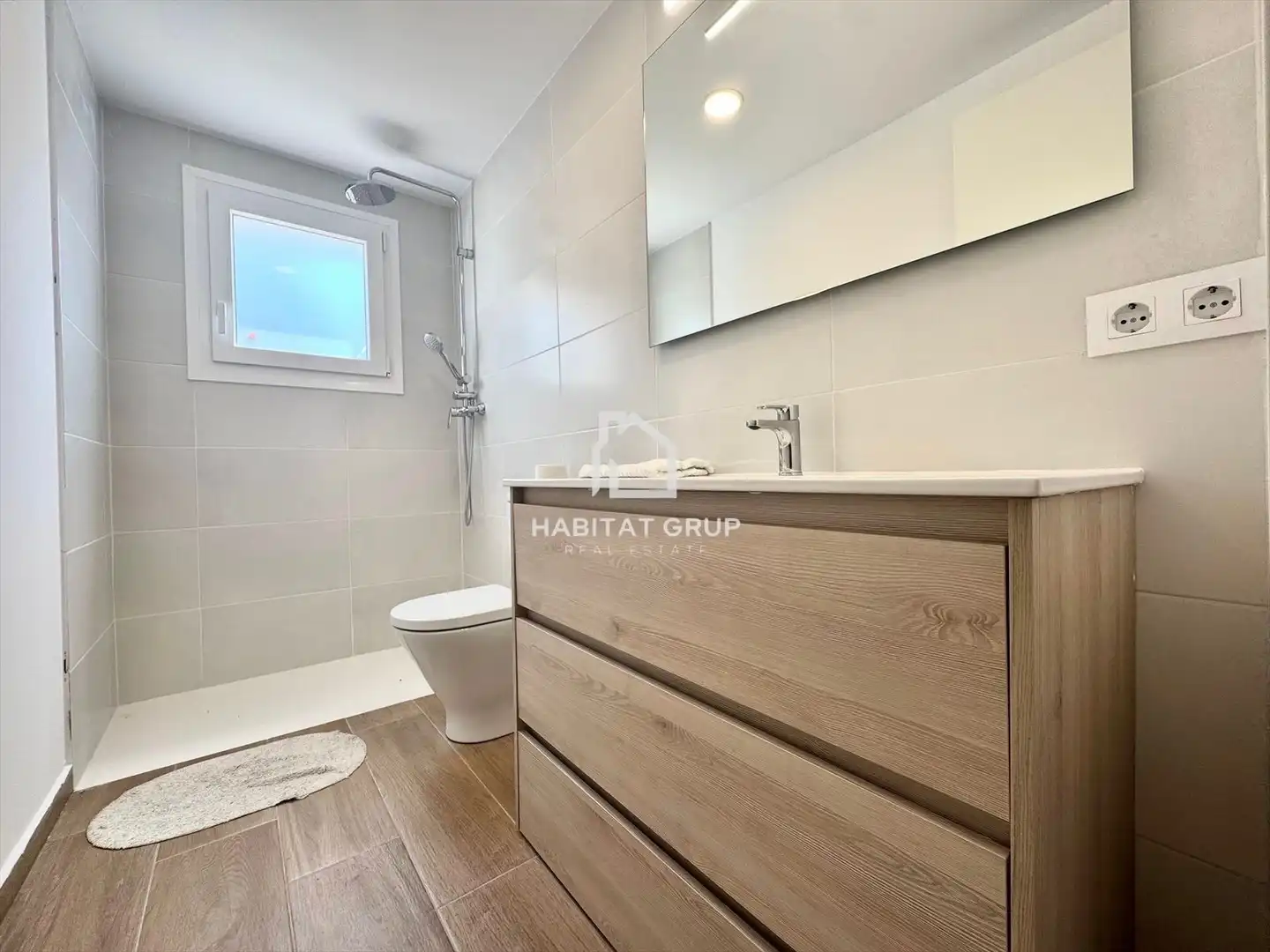 Baño de Casa adosada en venta en Girona con Aire acondicionado, Calefacción y Jardín privado