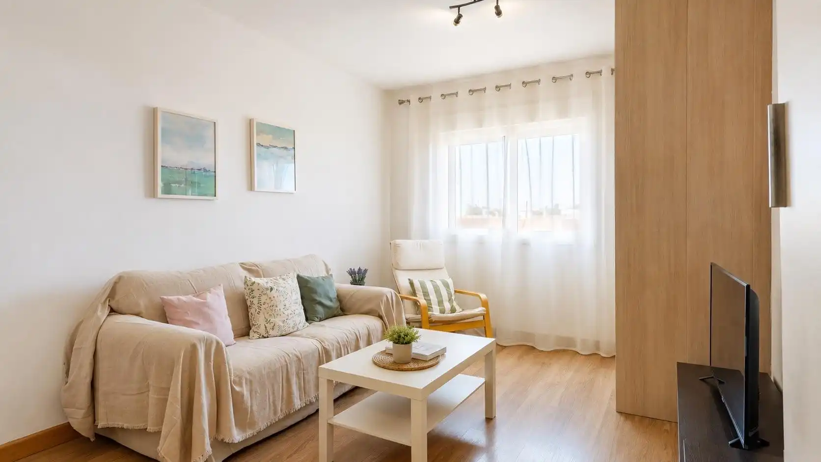 Sala d'estar de Pis en venda en Almería amb Aire condicionat i Moblat