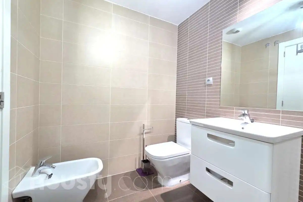 Bathroom of Flat for rent in Madrid  with Air Conditioner, Heating and Storage room