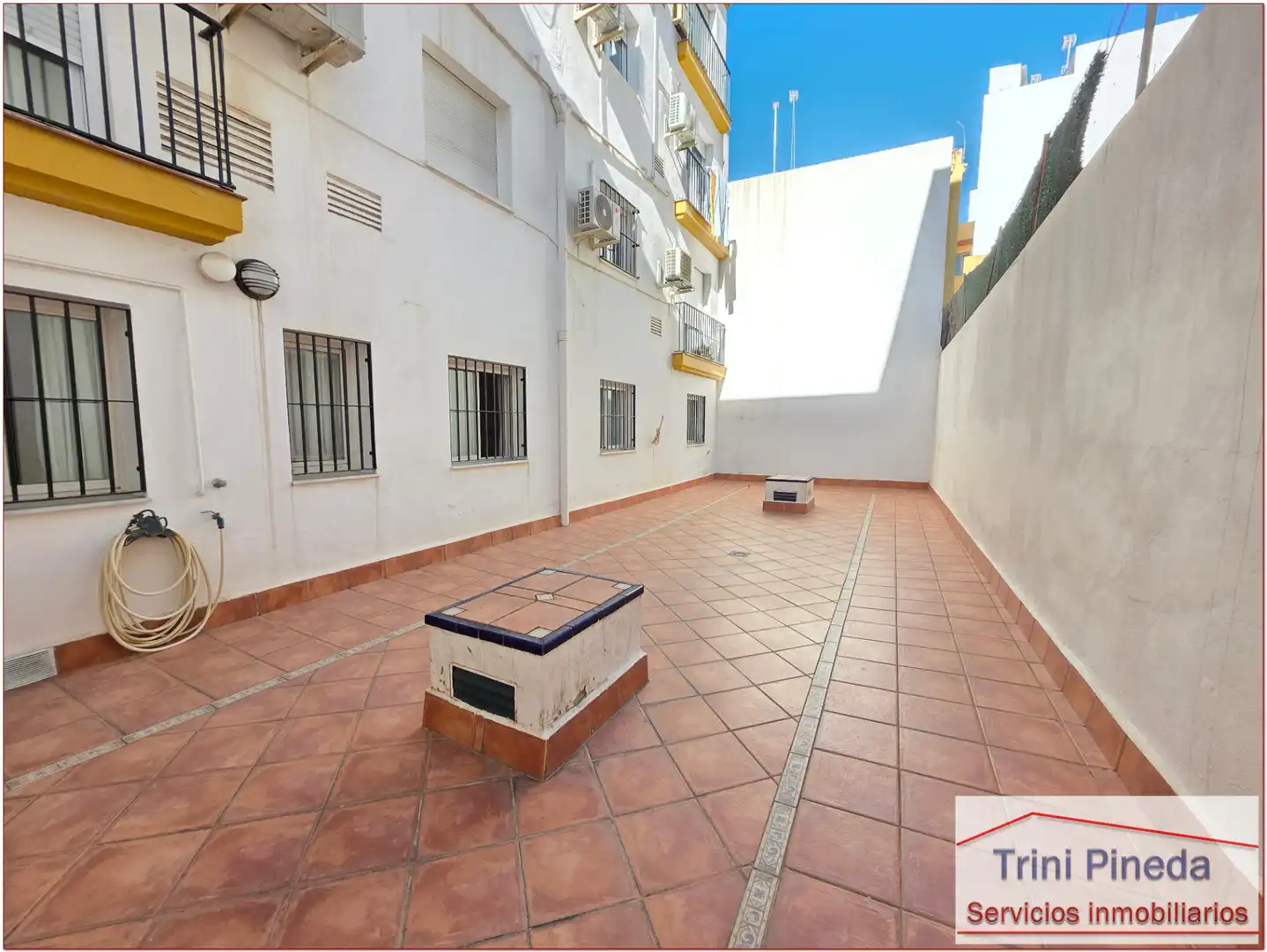 Außenansicht von Wohnung zum Verkauf in Sevilla mit Ofen und Waschmaschine