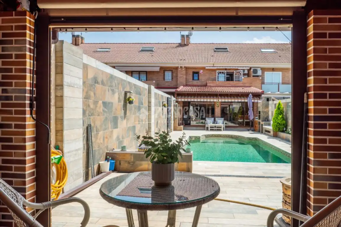 Terrassa de Casa adosada en venda en Arroyomolinos (Madrid) amb Aire condicionat, Calefacció i Jardí privat