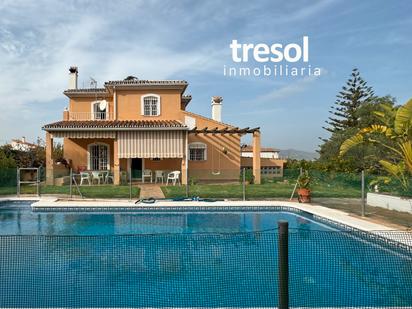 Vista exterior de Casa o xalet en venda en Alhaurín de la Torre amb Aire condicionat, Calefacció i Jardí privat