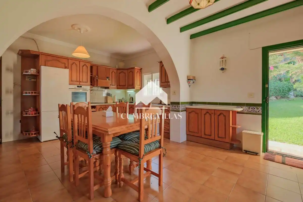 Cuina de Casa o xalet en venda en Nerja amb Jardí privat i Terrassa