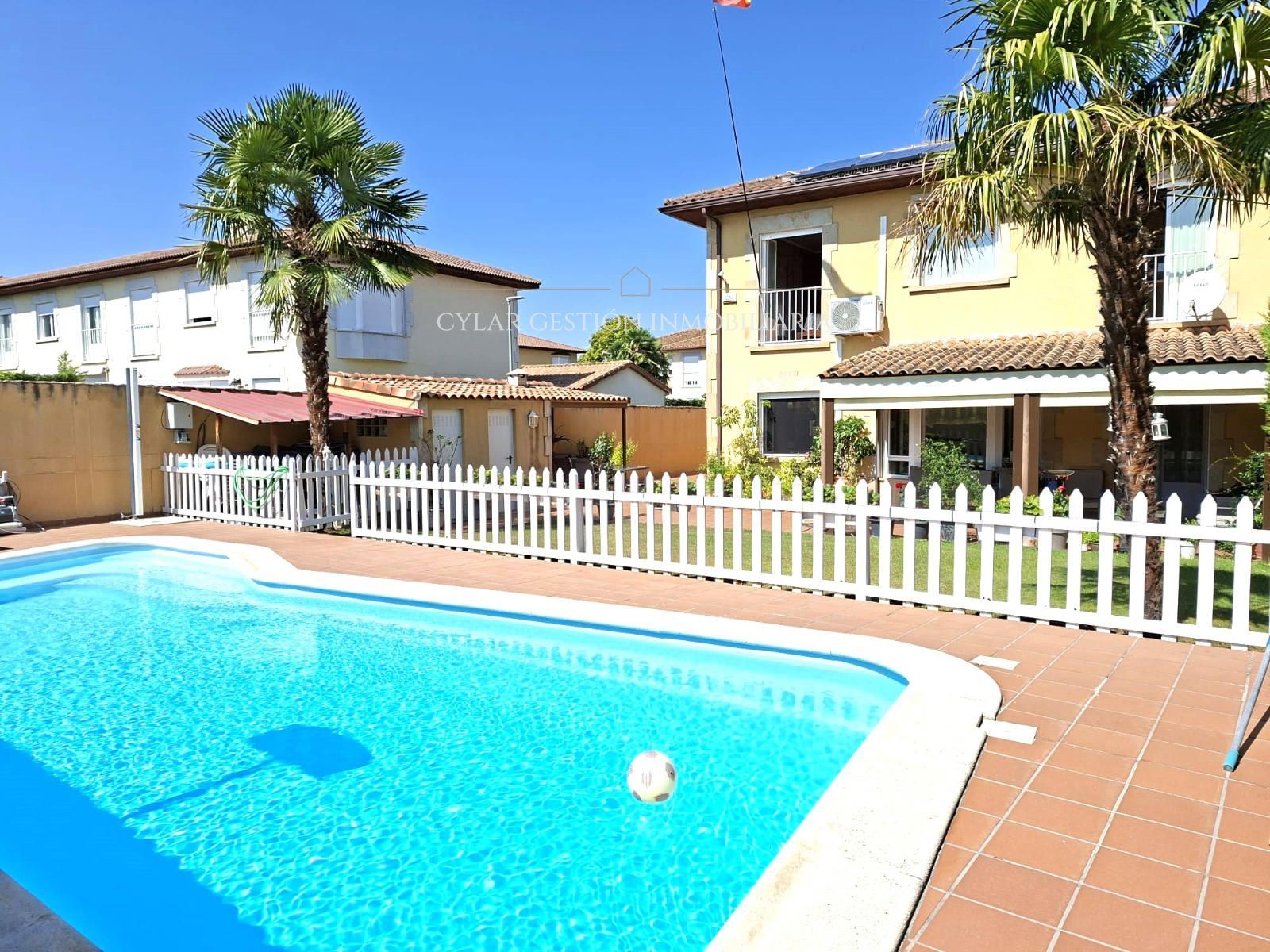 Swimming pool of Single-family semi-detached for sale in Santa Marta de Tormes  with Air Conditioner, Heating and Parquet flooring