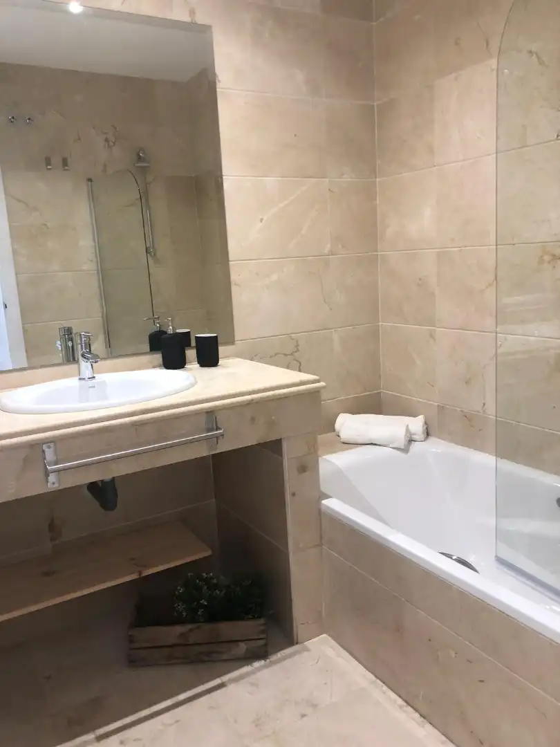 Badezimmer von Wohnung zum Verkauf in Marbella mit Klimaanlage, Terrasse und Möbliert