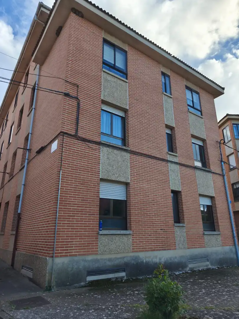 Vista exterior de Pis en venda en Sahagún amb Calefacció, Traster i Moblat