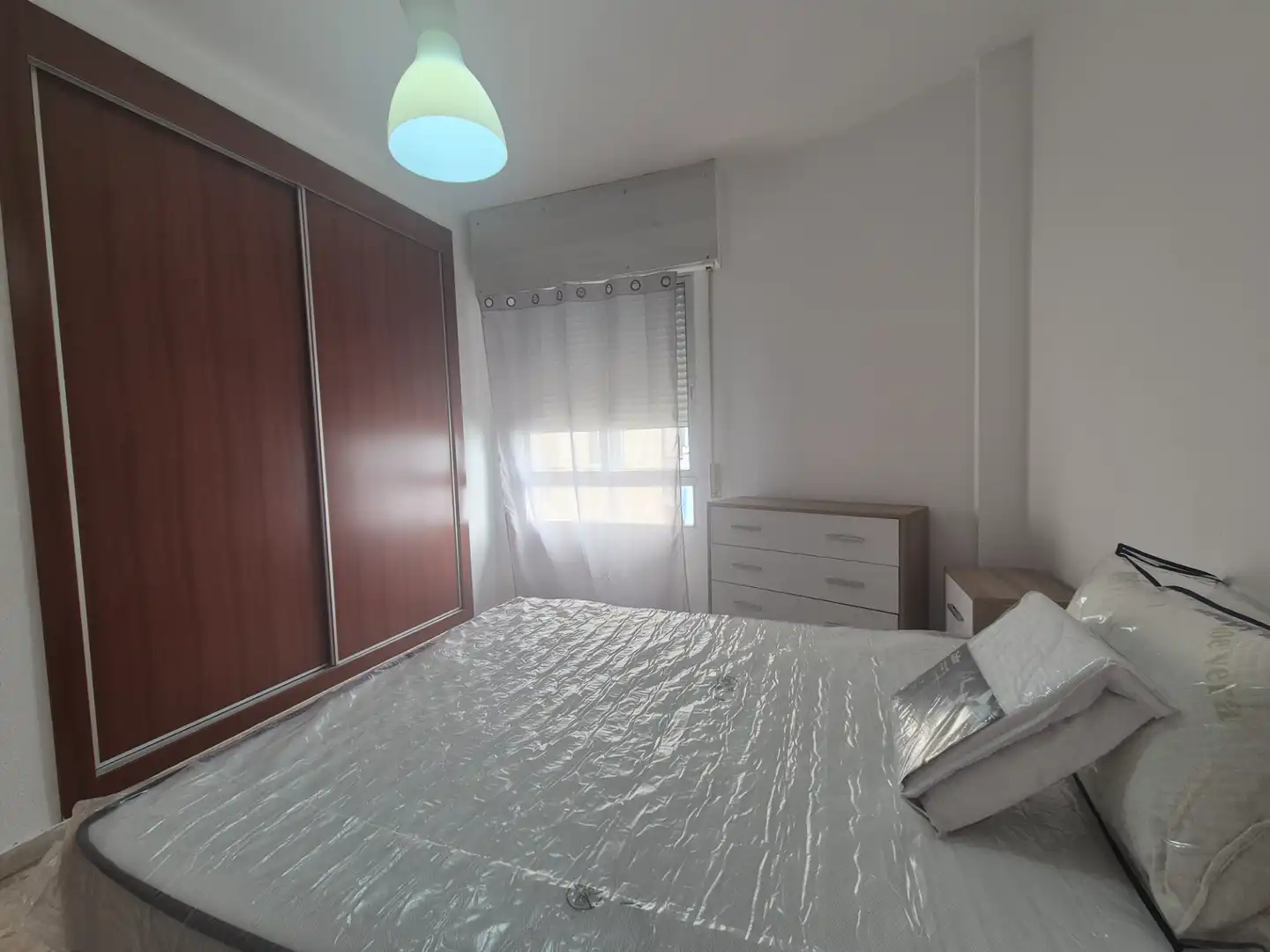 Dormitori de Apartament de lloguer en Badajoz amb Aire condicionat, Moblat i Rentadora