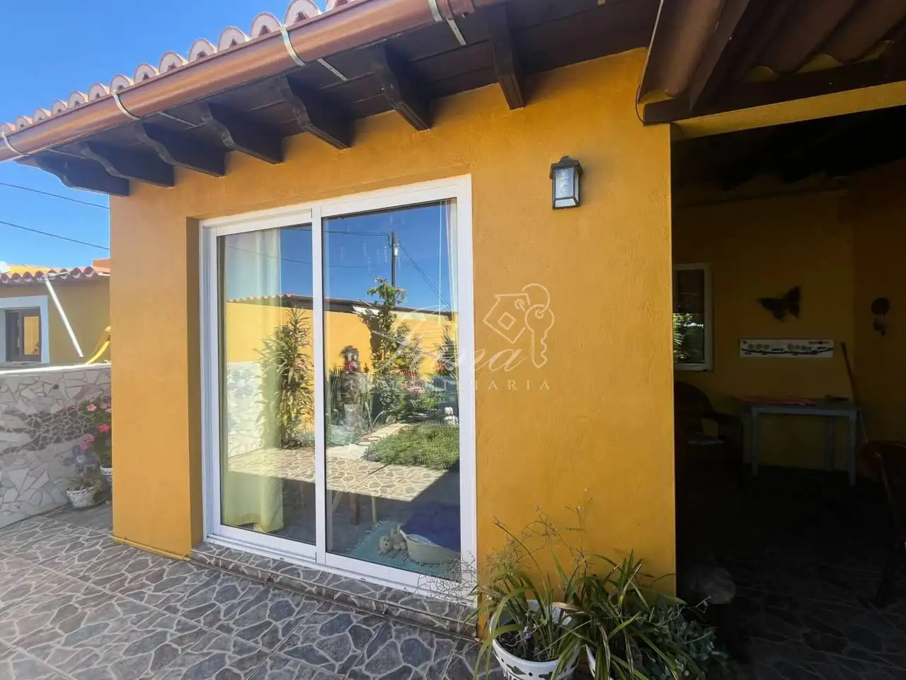 Vista exterior de Casa adosada en venta en El Paso con Jardín privado