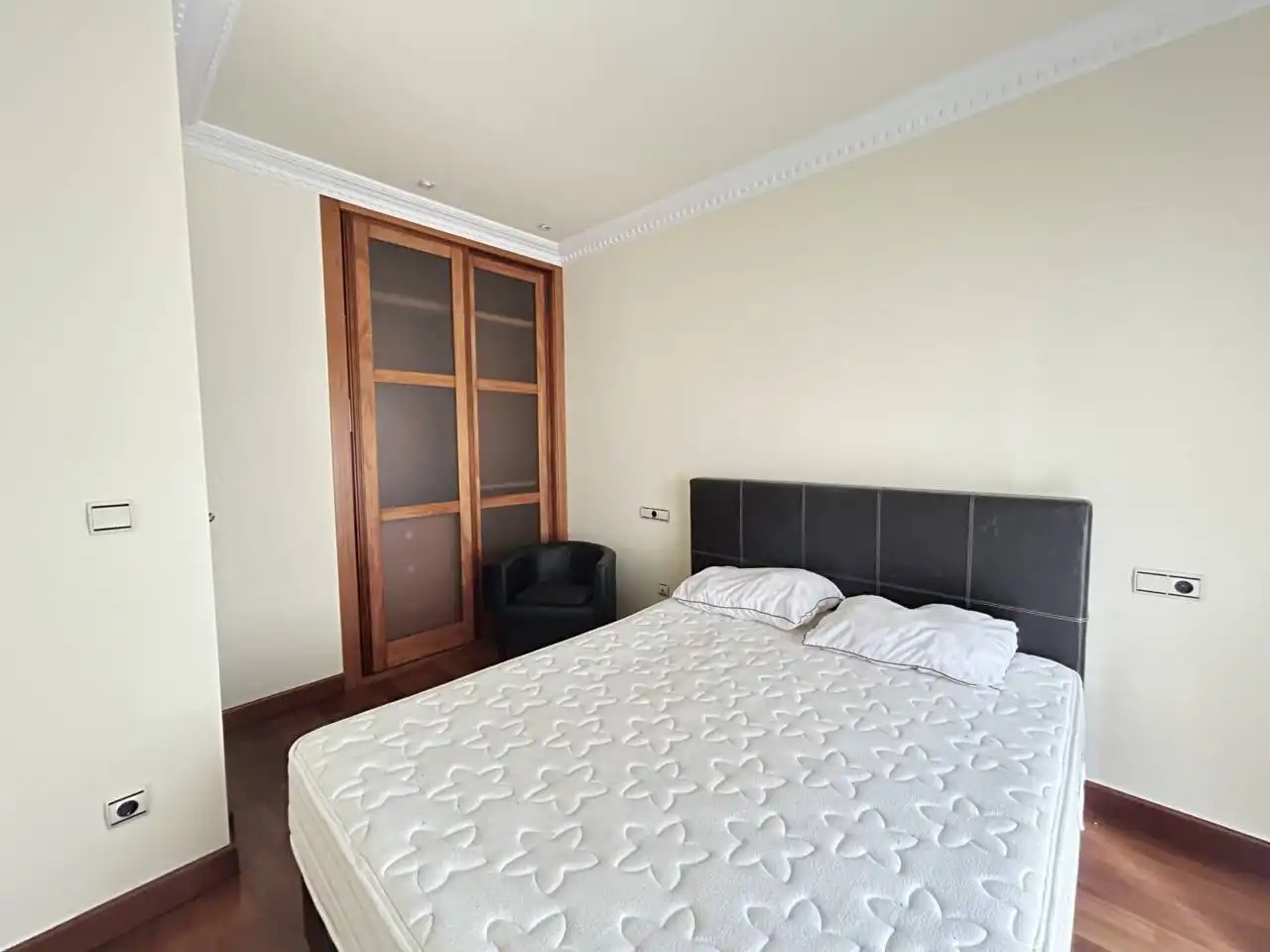 Dormitori de Apartament en venda en Oviedo  amb Calefacció, Parquet i Moblat